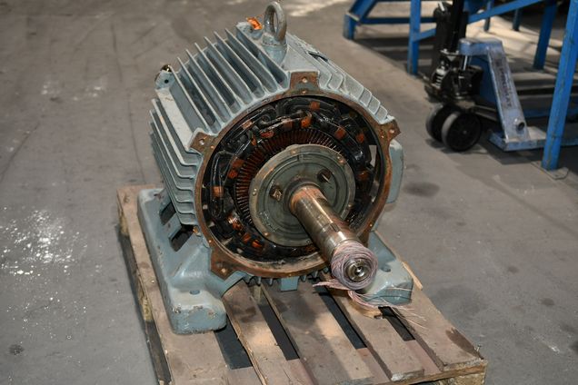 Schleifringläufermotor vor der thermischen Reinigung